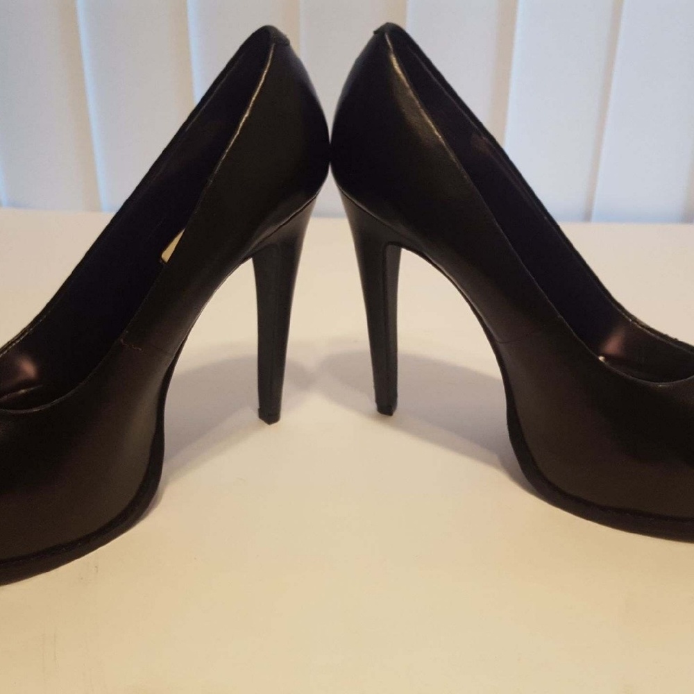 Size 7 Vera Wang